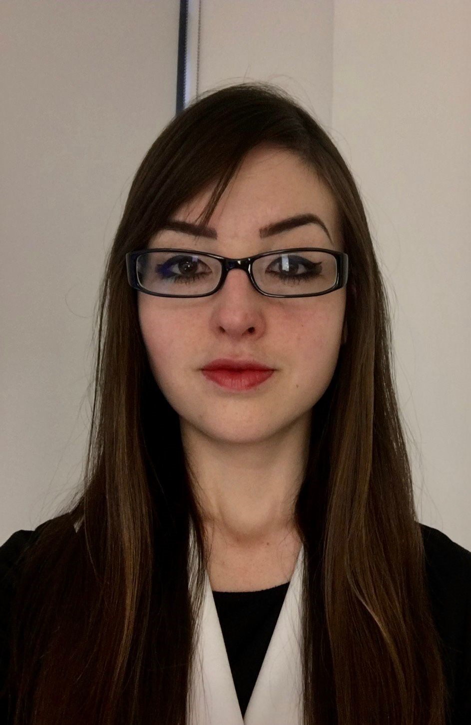 Elisa posing for a headshot photo